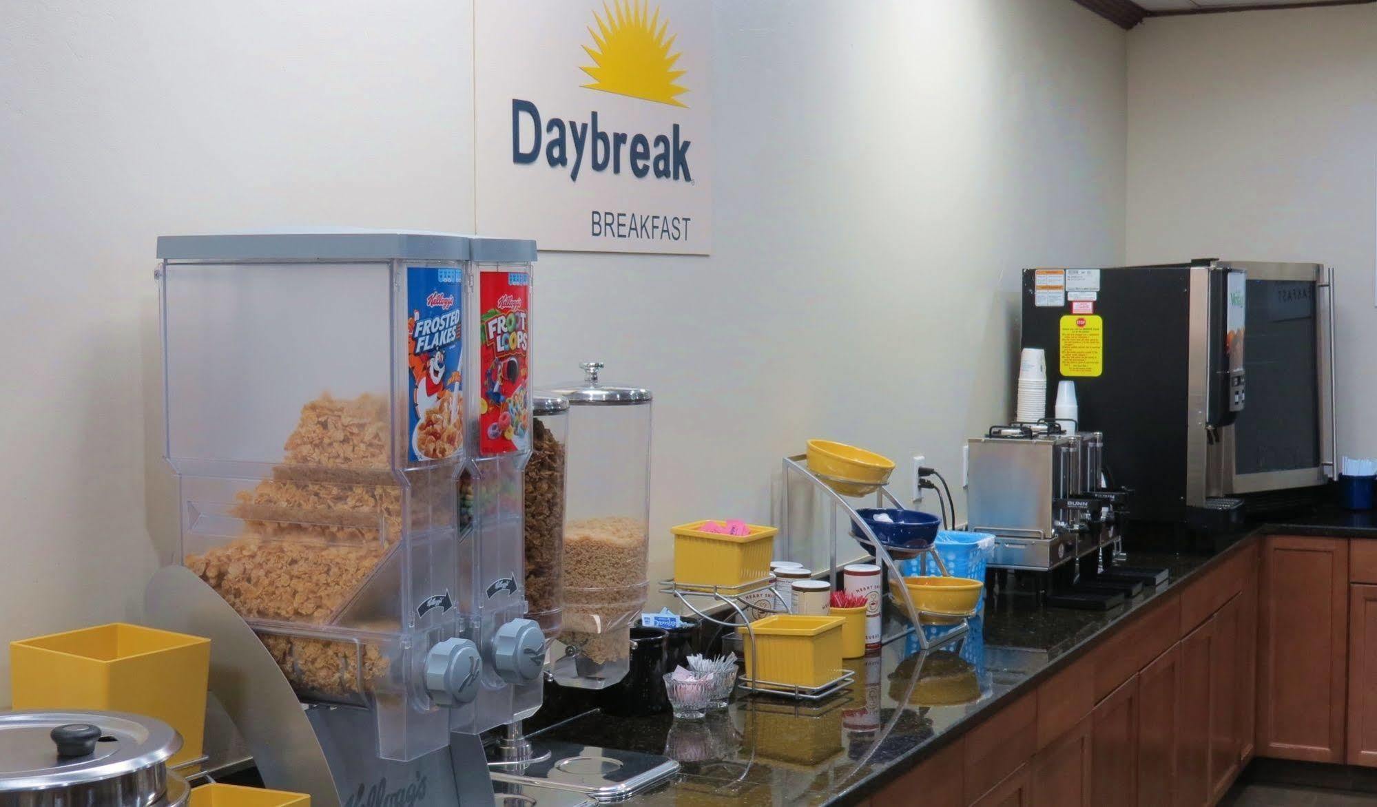 Days Inn By Wyndham Montgomery Near Aum Dış mekan fotoğraf